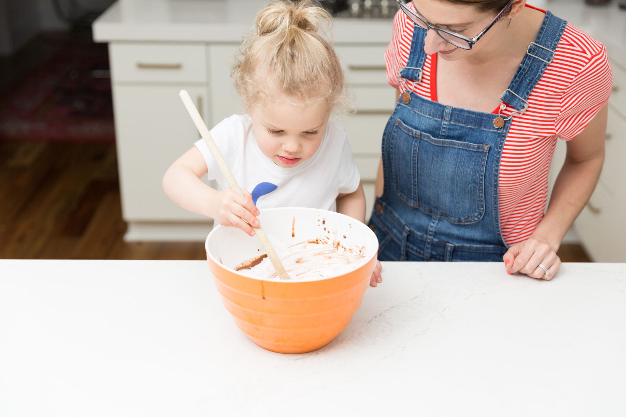 How to make dirt cups for earth day | easy desserts you can make with toddlers | how to get your toddler to help in the kitchen on allweareblog.com